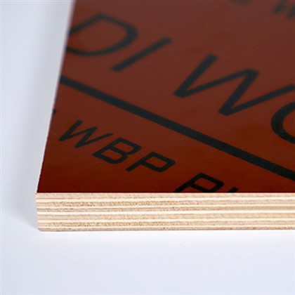 Flottur rauður kvikmynd stóð frammi fyrir krossviði